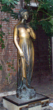 Статуя Джульетты в Вероне, популярное место.