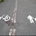 Пешеходы слева, велосипедисты справа
