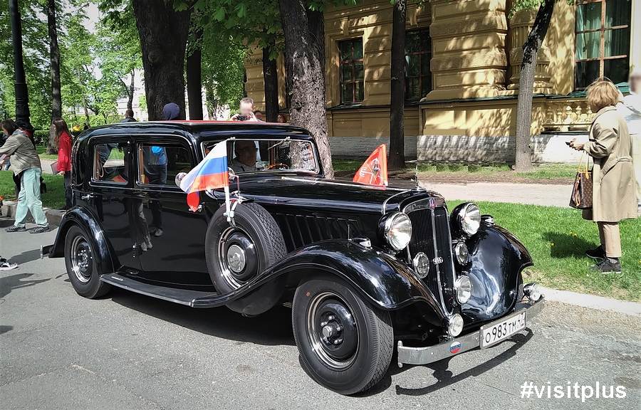 Старинный автомобиль в Петербурге