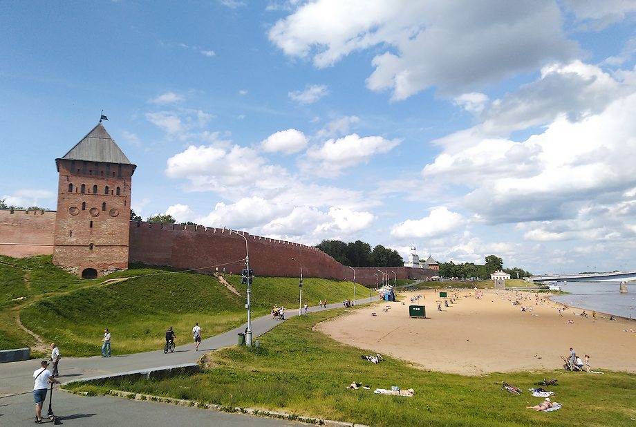 Новгородский кремль, река Волхов и пляж.