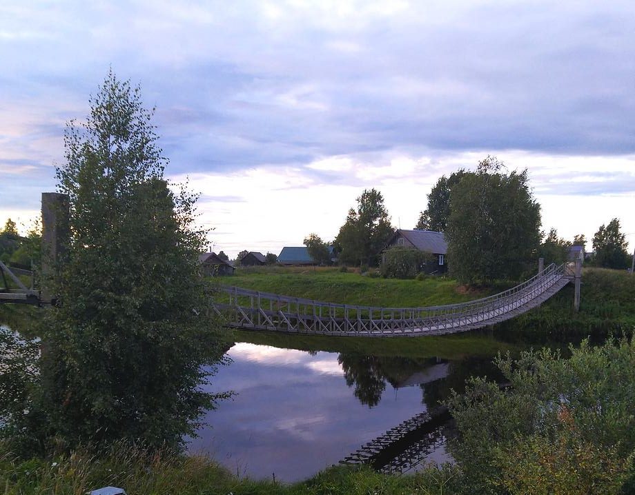 Подвесной мостик в Карелии
