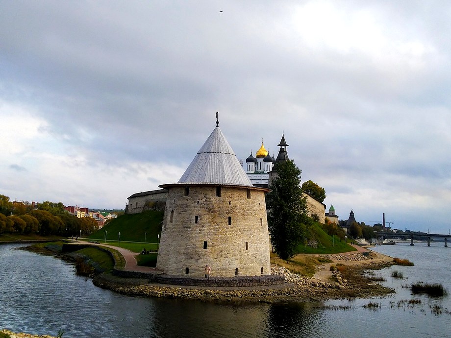 Красивый вид на Псковский кремль