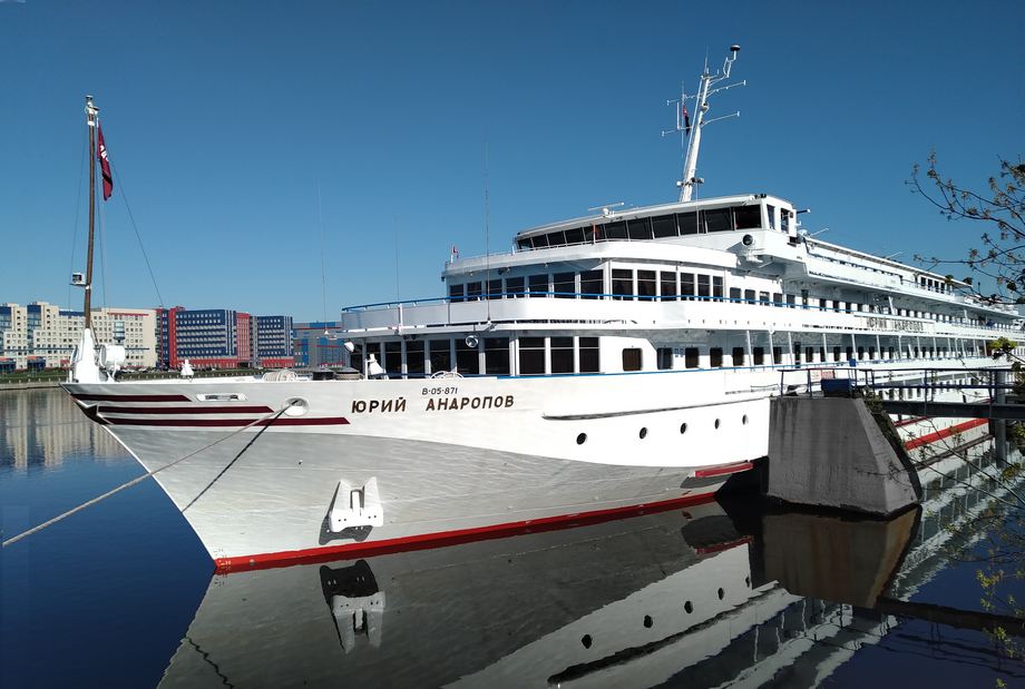 Круизный теплоход готов к отправлению в Петербурге.