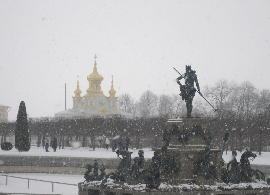 Зима в Петергофе, скульптура под снегом.