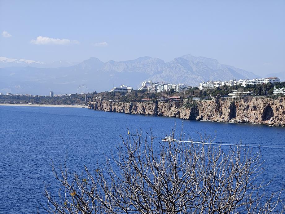 Скалистое побережье в центре Антальи.