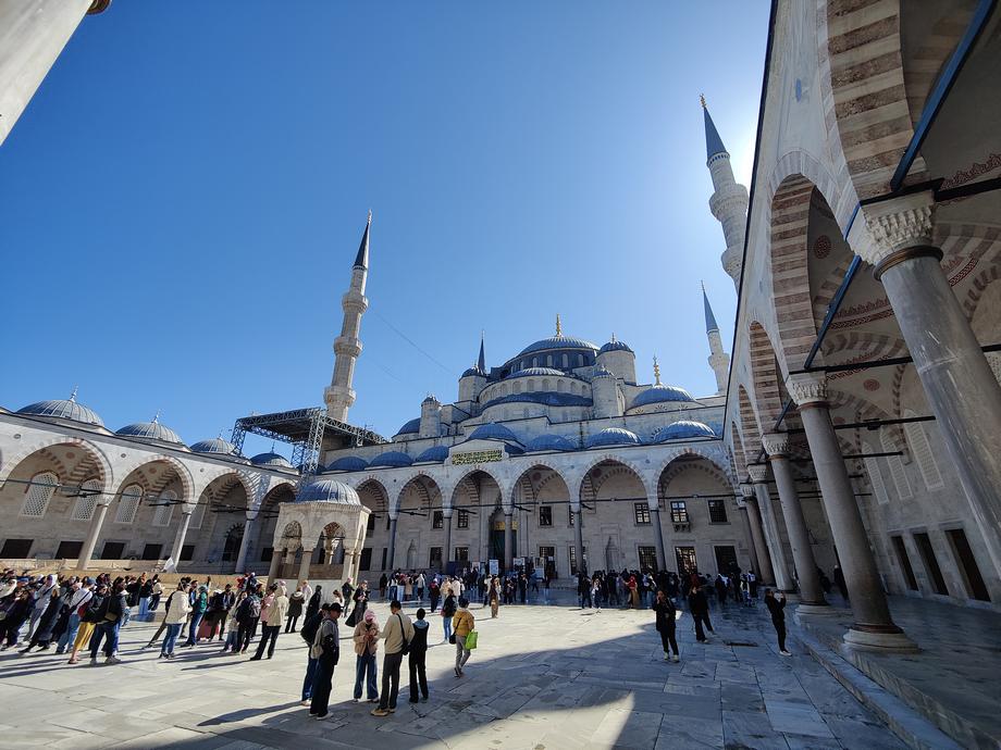 Во дворе Голубой мечети.