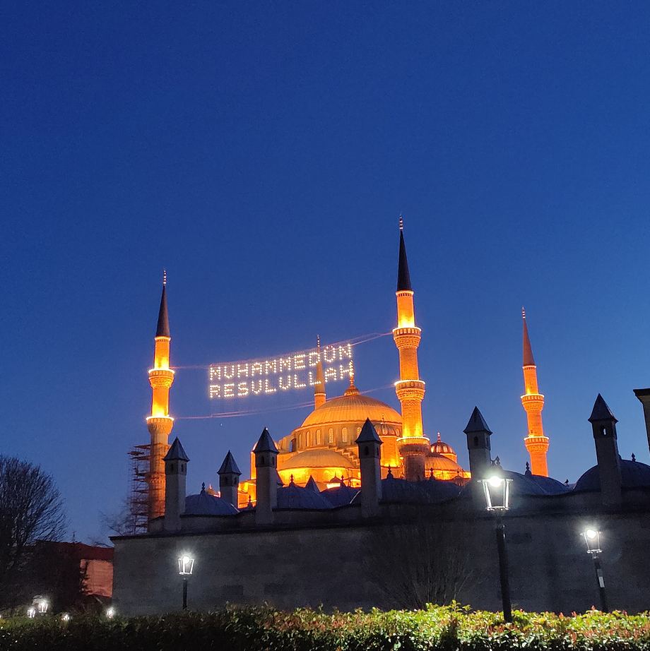 Вечер в Стамбуле во время праздника Рамадан