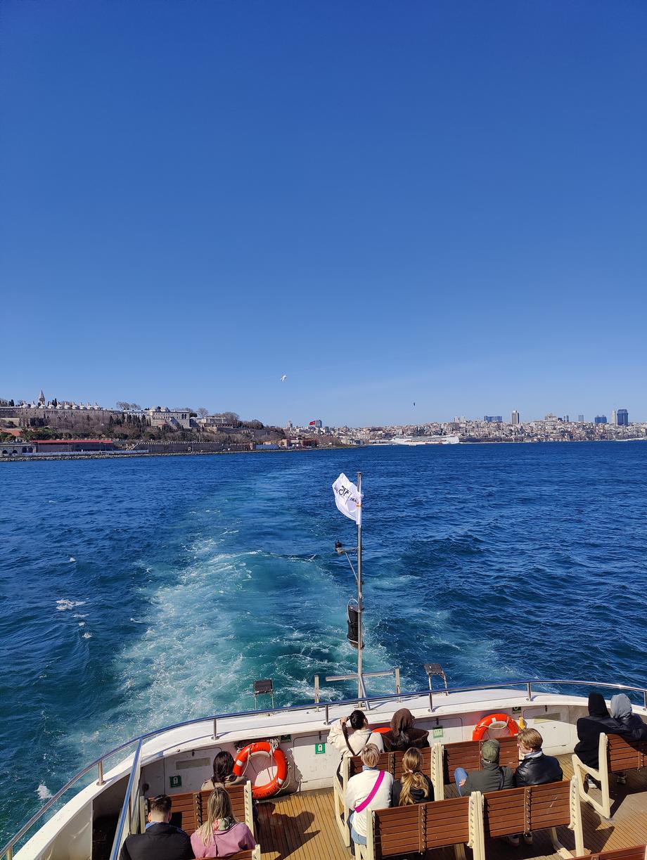 Паром идёт через Босфор