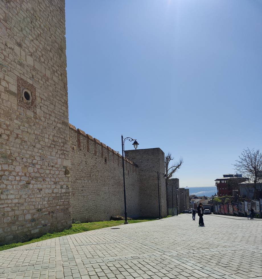 Крепостные стены в Стамбуле.