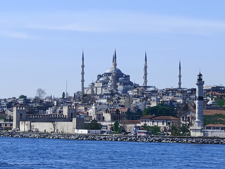 Вид на Древние стены Византии и Голубая мечеть в Стамбуле