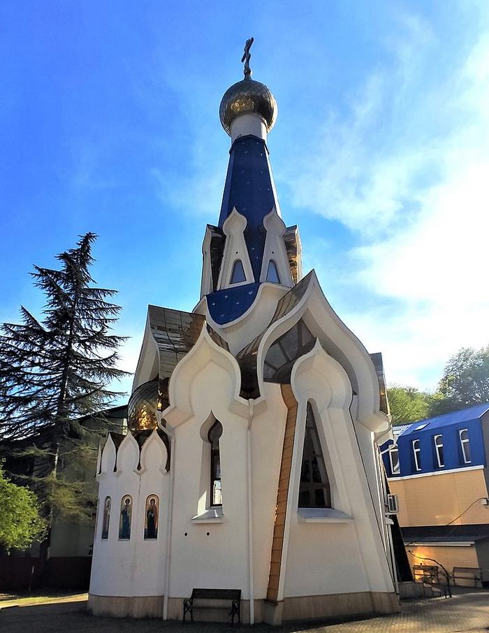 Красивая церковь в монастыре недалеко от Адлера