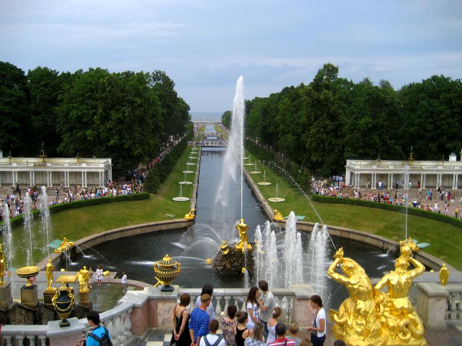 Этот канал пересекает Нижний парк Петергофа.