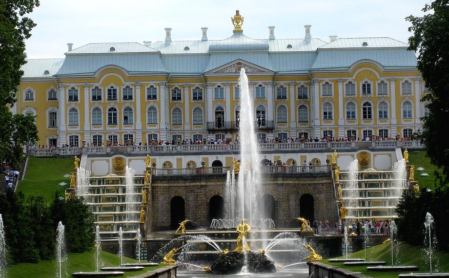 Петергоф. Фонтан Большой каскад и Большой дворец.