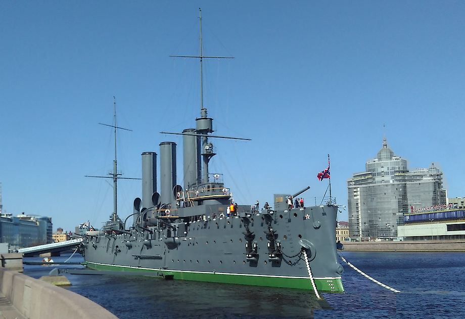 Крейсер Аврора - одна из достопримечательностей Петербурга.