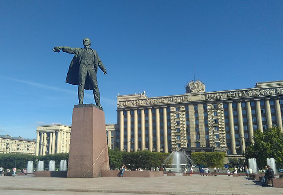 Памятник Ленину на Московской площади в Петербурге