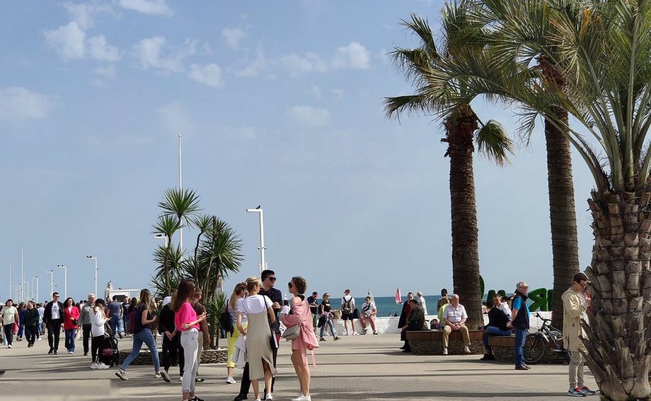 Летний день на набережной Сочи