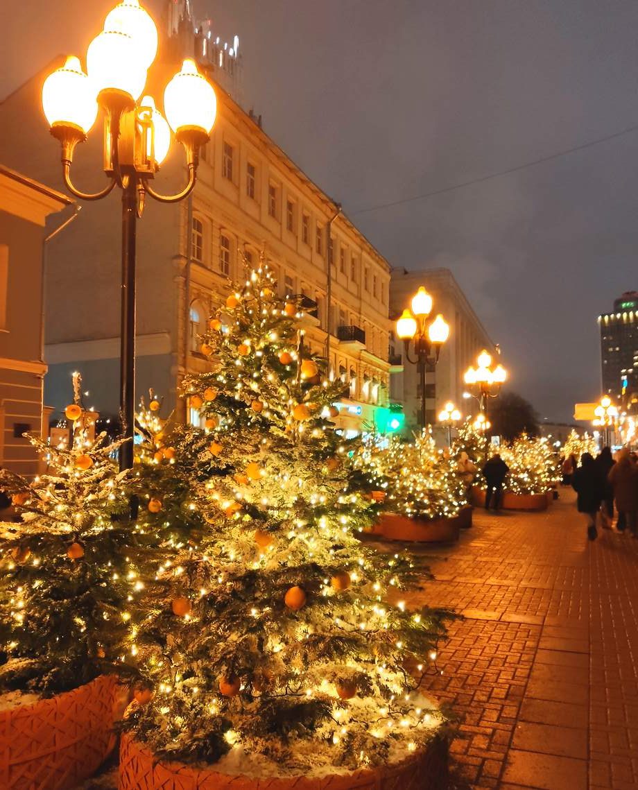 Старый Арбат оформлен в мандариновом стиле на эти новогодние праздники — 2026