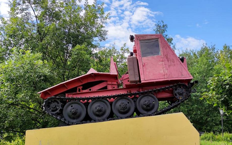 Трактор-памятник в Петрозаводске