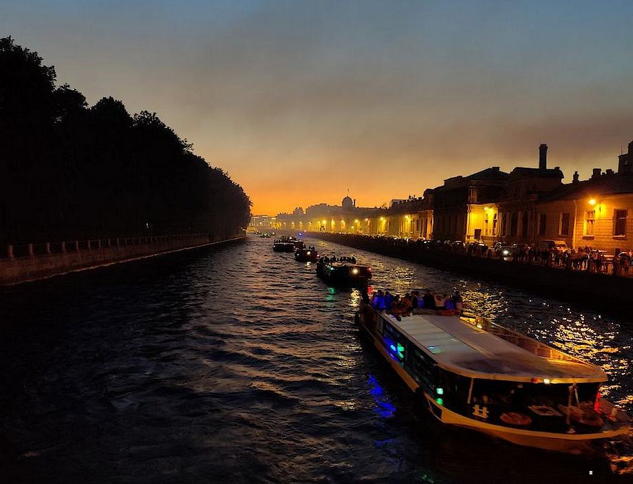 Белые ночи в Петербурге. Прогулочные теплоходы.