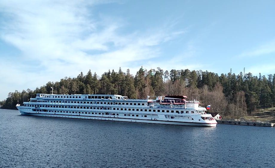 Круизный теплоход рядом с отровом.