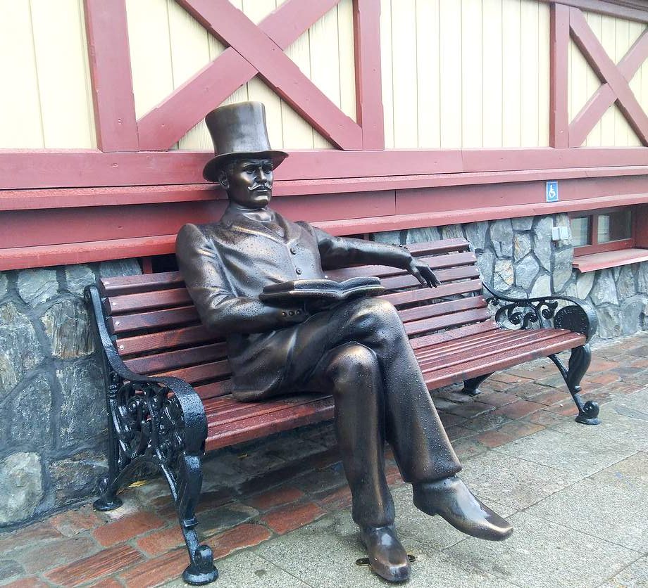 Скульптура в Сортавале.