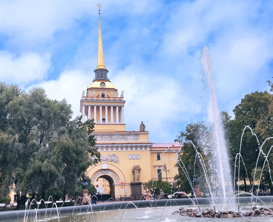 Здание Адмиралтейства в Петербурге.