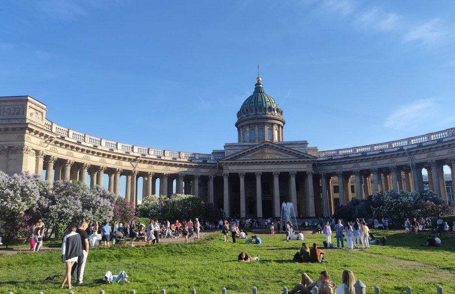 Казанский собор в Петербурге летом.