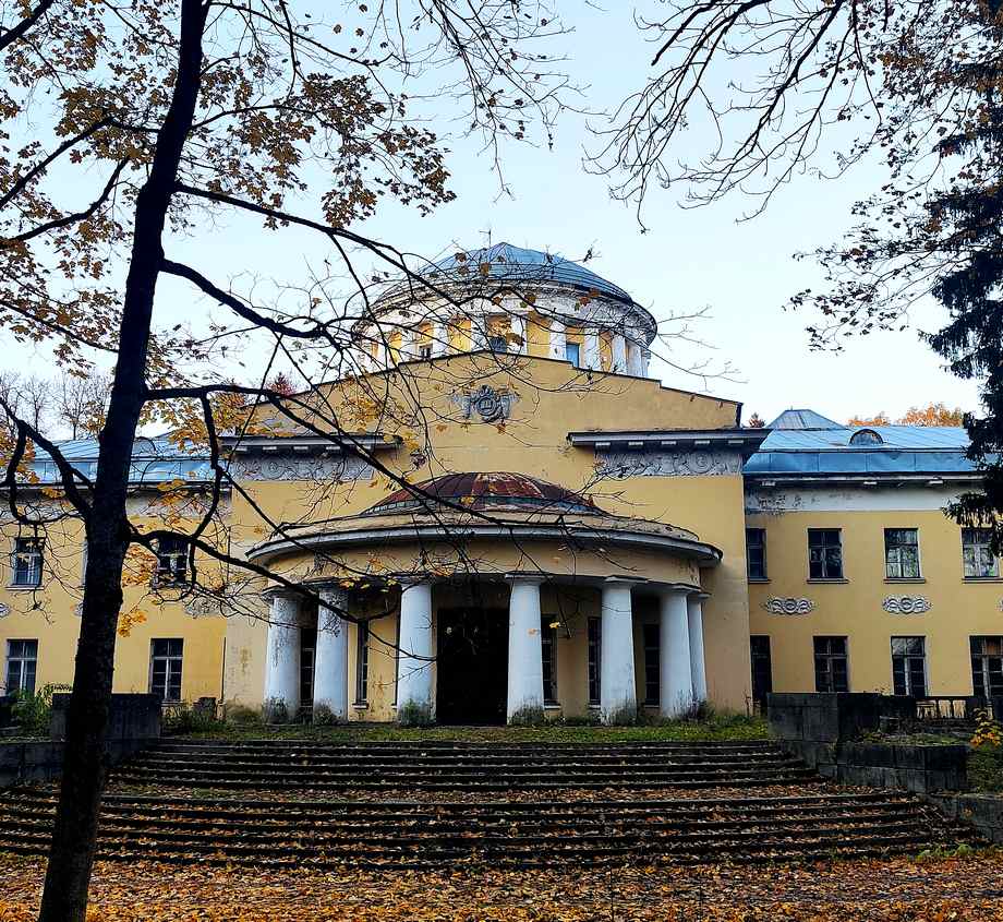Дворец в Шуваловском парке