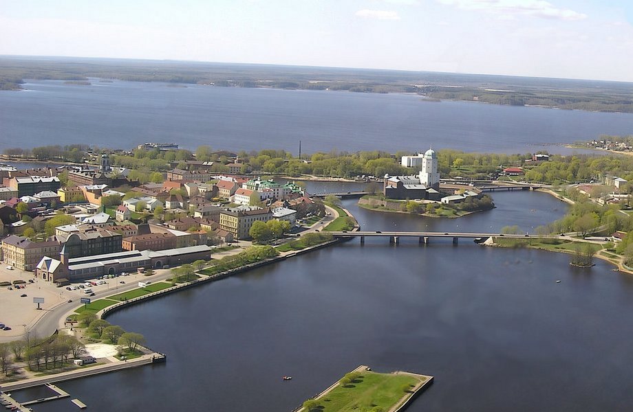 Вид на Выборгский замок с воздуха.