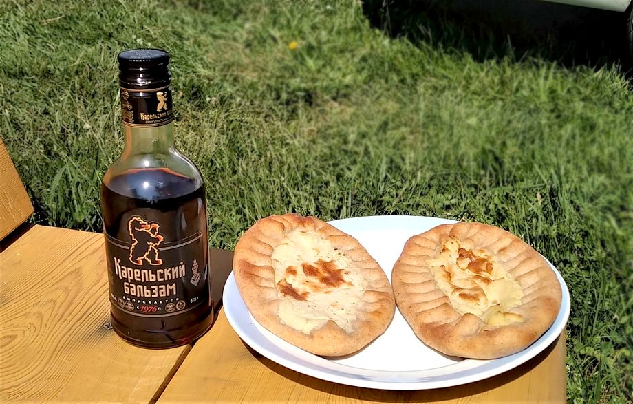 Карельские калитки и бутылочка Карельского бальзама