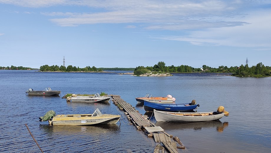 Лодки на реке Кемь