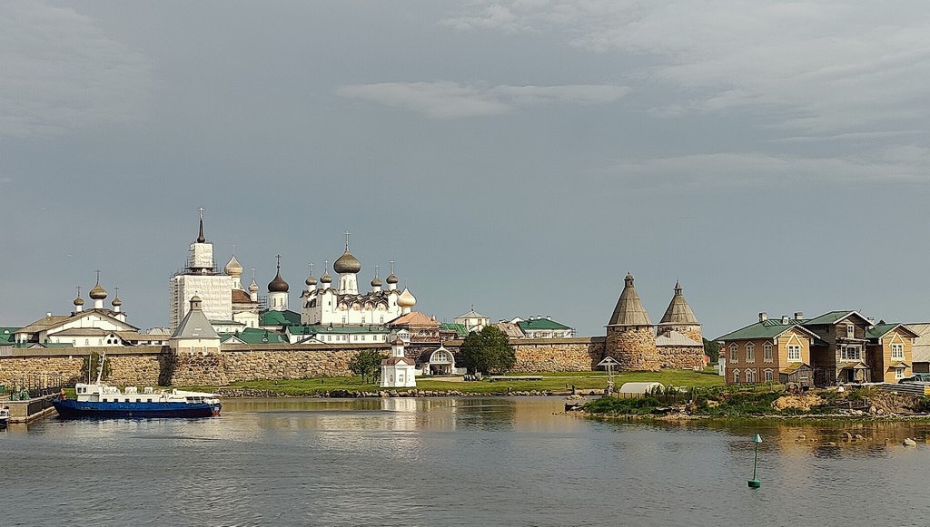 Вид на Соловецкий монастырь с моря