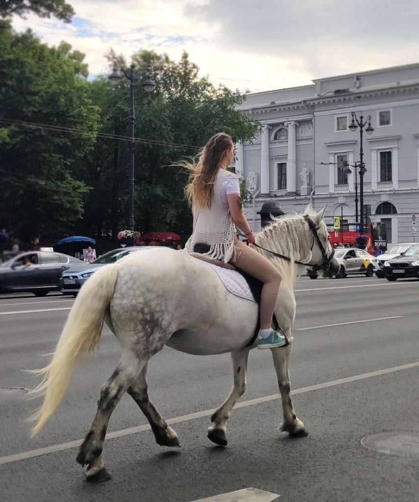Девушка на белом коне на Невском проспекте