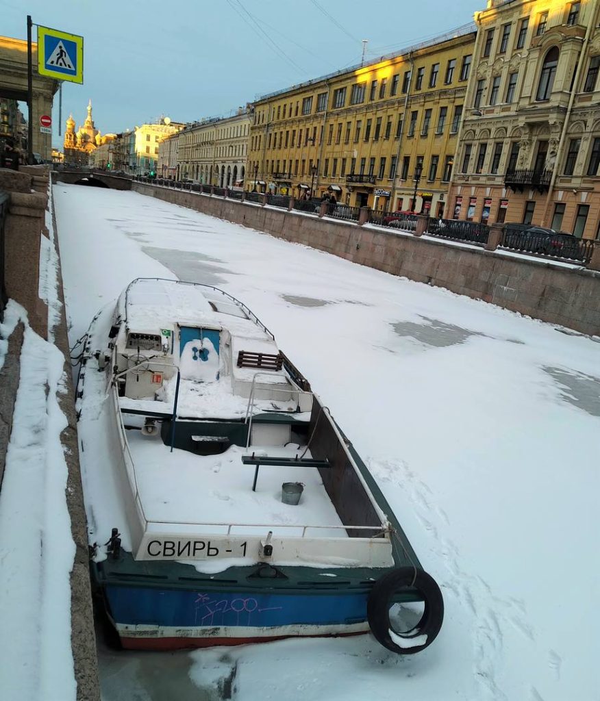 Корабль на замёрзшем канале