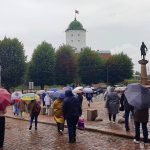 Туристы под зонтами